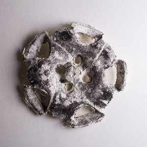 Titulo: Pedazo 4 Tecnica: pasta de papel Año: 2018 Dimensiones: 60cm x 20cm