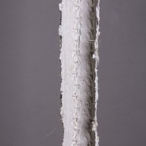 Titulo: Pedazo 7, detalle Tecnica: pasta de papel Año: 2018 Dimensiones: 180cm x 10cm x 8cm